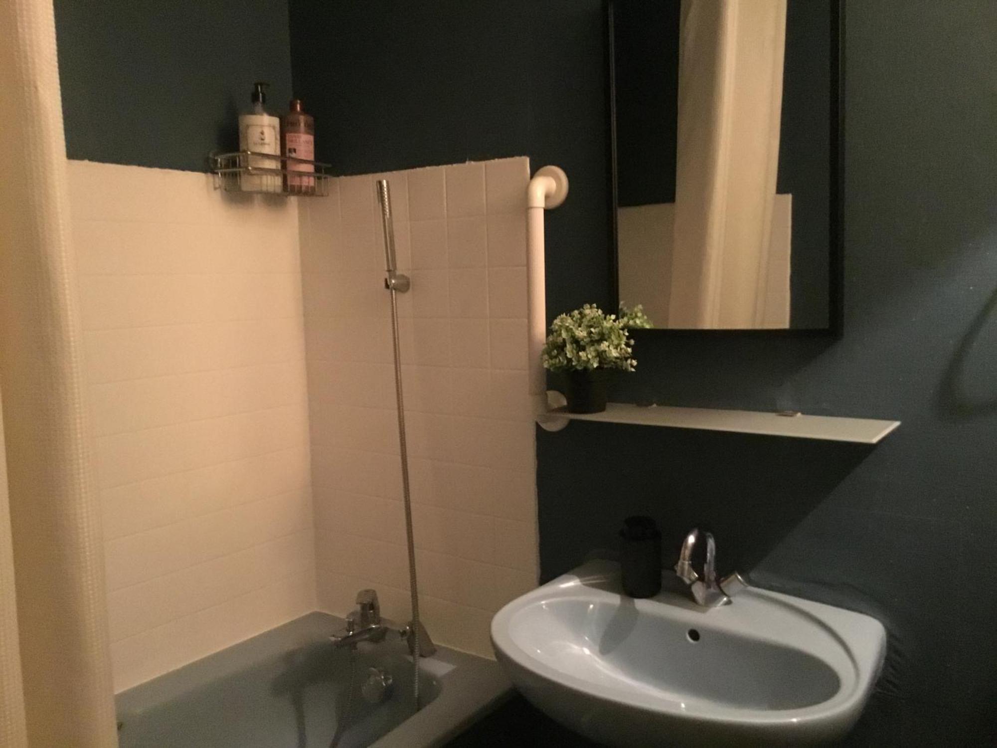 Homestay Just For Sleep: Evening With Host Check-in Bobigny